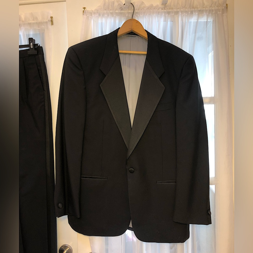 Men’s Tuxedo (Jacket, Pants, Cummerbund, bowtie) R41